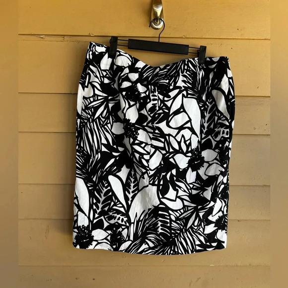 Black & White Floral Wrap Knee Length / Midi Modest Skirt - Lane Bryant Size 16 - Picture 4 of 4